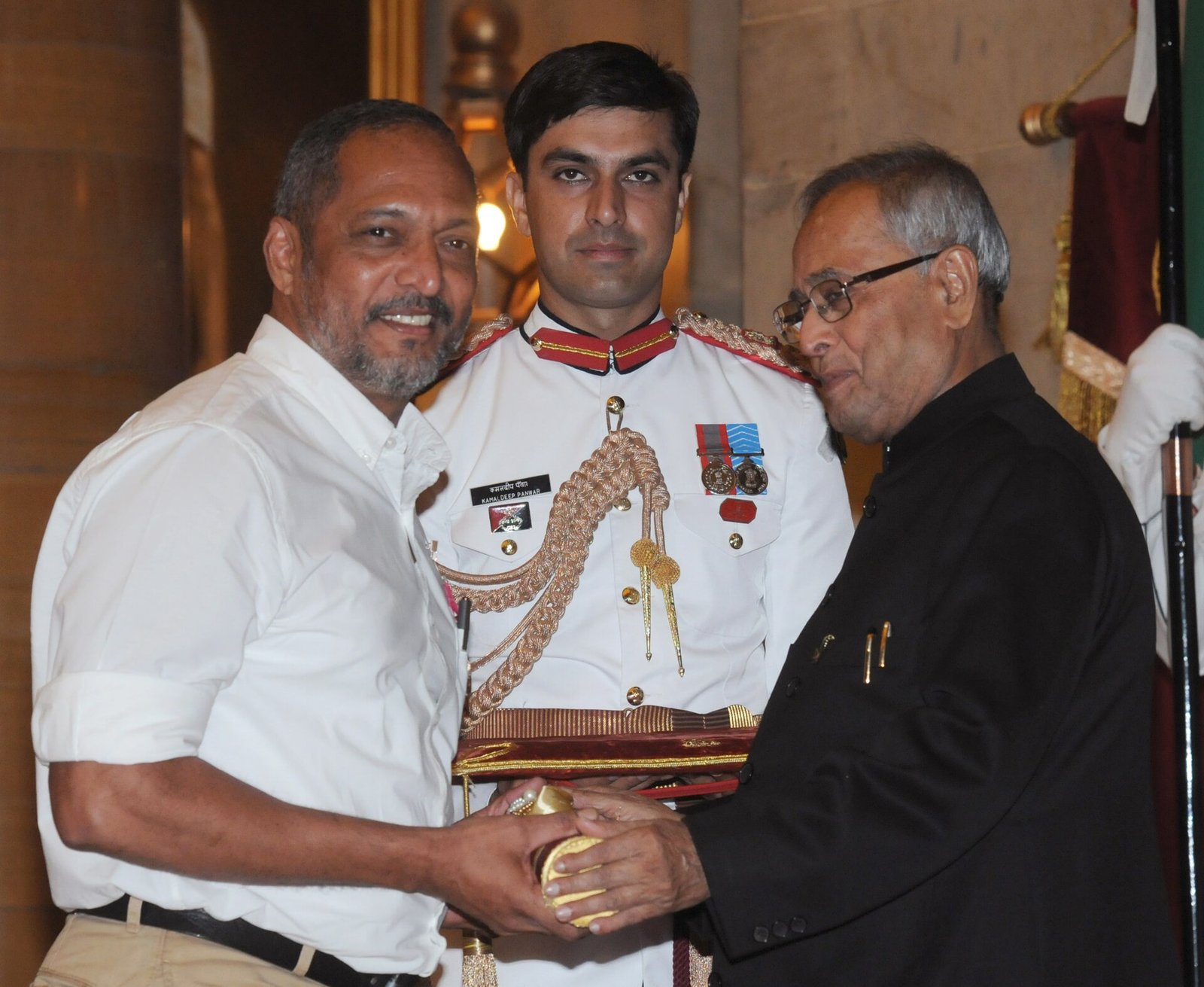President Pranab Mukherjee presents the Padma Shri to Nana Patekar at Rashtrapati Bhavan in 2013