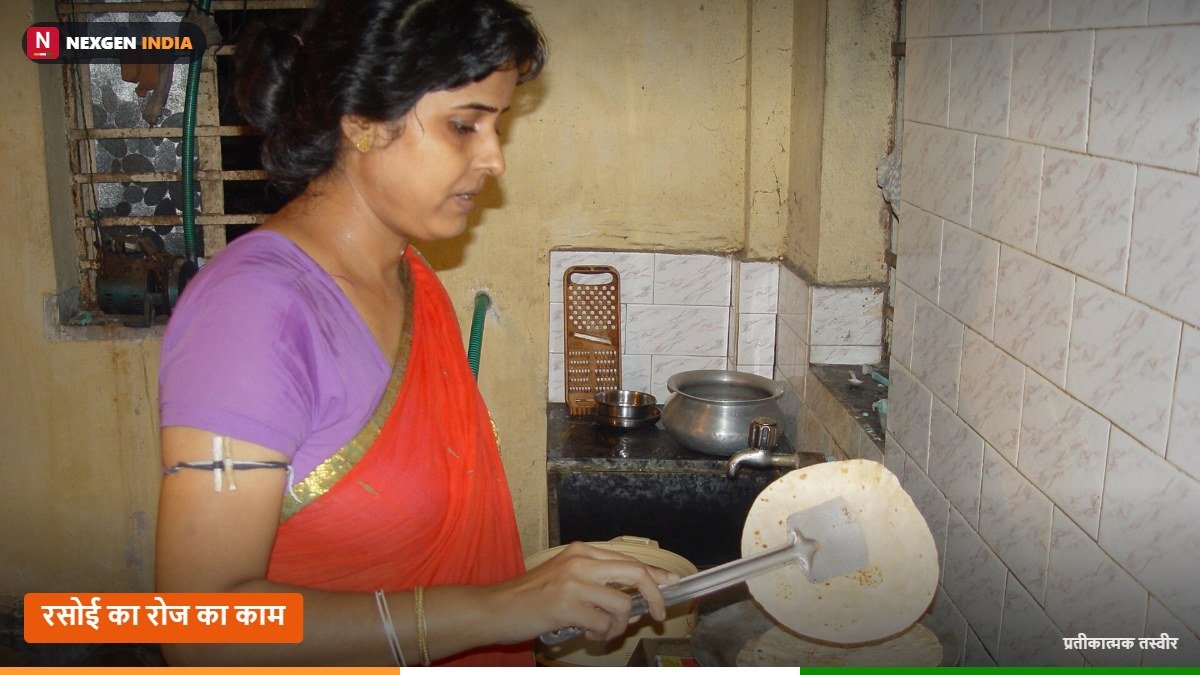 रसोई में रोटी सेंकती एक महिला